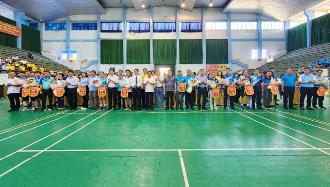 Các đoàn vận động viên nhận cờ lưu niệm của Ban tổ chức. Ảnh: Quang Yên.