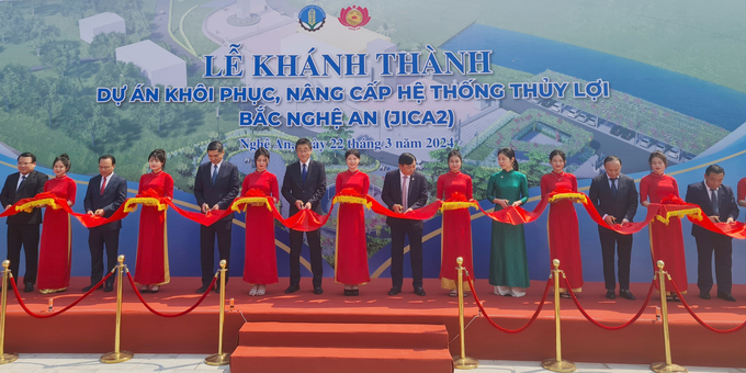 Các đại biểu cắt băng khánh thành Dự án khôi phục, nâng cấp Hệ thống thủy lợi Bắc Nghệ An (JICA 2). Ảnh: Việt Khánh.