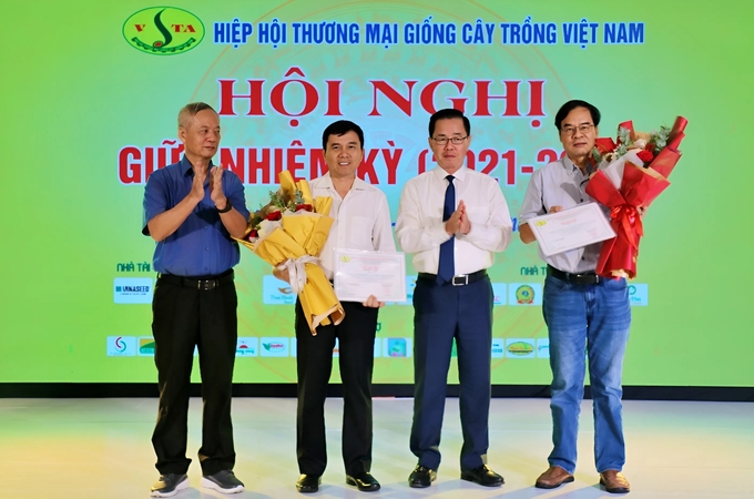 Hiệp hội Thương mại Giống cây trồng Việt Nam chào đón 2 thành viên mới nhân Hội nghị giữa nhiệm kỳ. Ảnh: PT.