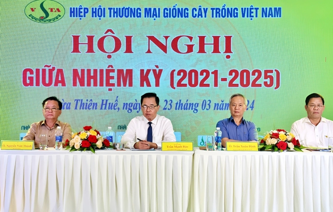 Tại Hội nghị giữa nhiệm kỳ (2021 - 2024), ông Trần Mạnh Báo, Chủ tịch Hiệp hội cho biết, VSTA sẽ quyết tâm đăng cai Hội nghị giống cây trồng châu Á - Thái Bình Dương (APSA) 2026. Ảnh: PT.