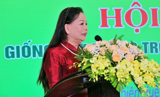 Bà Nguyễn Thị Tâm, Tổng Giám đốc Công ty Cổ phần Giống vật tư nông nghiệp công nghệ cao Việt Nam kiến nghị có chính sách phát triển mạnh hơn các giống hoa. Ảnh: PT.