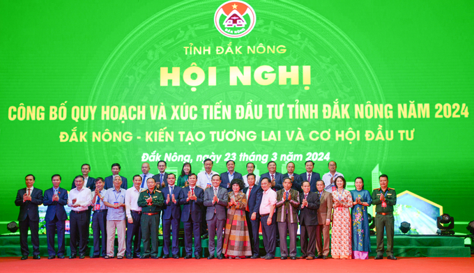 Phó Thủ tướng Trần Lưu Quang chụp ảnh cùng các đại biểu tham dự Hội nghị. Ảnh: TH.