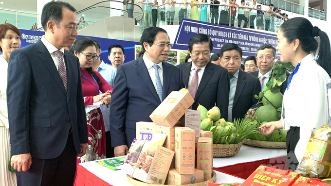 Thủ tướng Phạm Minh Chính tham quan gian hàng trưng bày sản phẩm OCOP. Ảnh: HT.