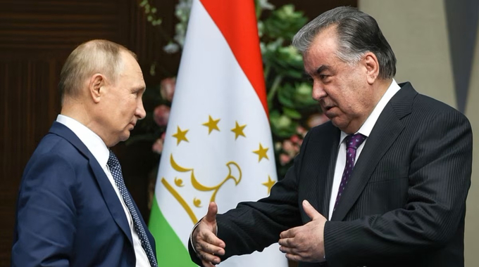 Tổng thống Nga Vladimir Putin gặp người đồng cấp Tajikistan Emomali Rahmon hồi tháng 10/2022. Ảnh: Điện Kremlin.