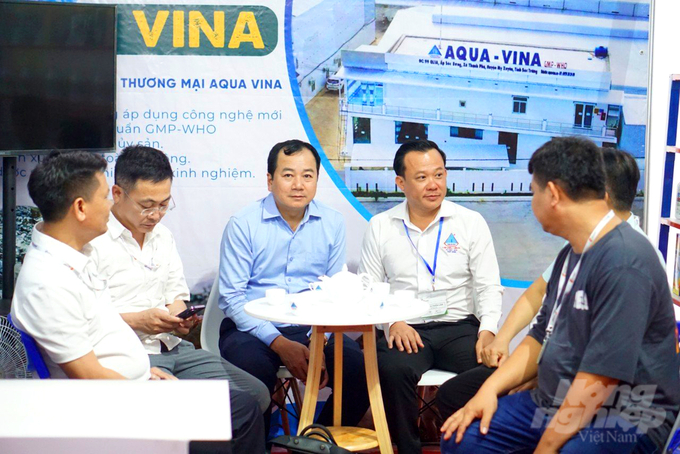 Ông Trần Đình Luân, Cục trưởng Cục Thủy sản (Bộ NN-PTNT) đến thăm gian hàng Công ty Aquavina tại hội chợ Vietshrimp 2024. Ảnh: Lê Hoàng Vũ.