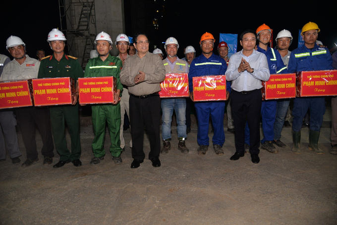 Thủ tướng tặng quà cho đội ngũ công nhân làm việc tại công trường cầu Rạch Miễu 2. Ảnh: MĐ.
