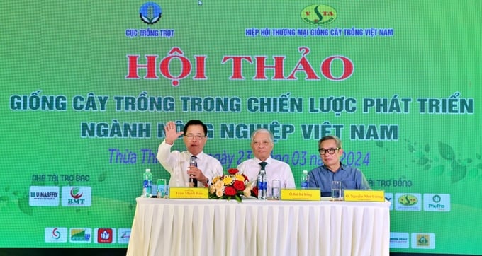 Hosts of the workshop, from left to right: Mr. Tran Manh Bao, Chairman of VSTA; Mr. Bui Ba Bong, Chairman of the Vietnam Rice Sector Association; Mr. Nguyen Nhu Cuong, General Director of the Department of Crop Production. Photo: PT.