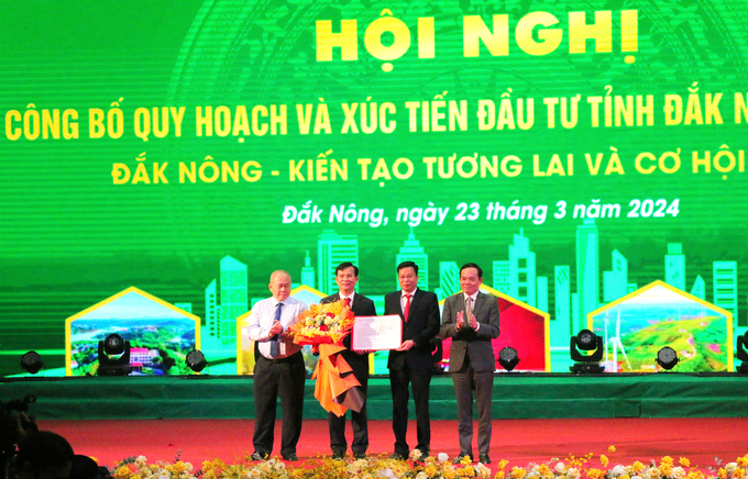 Phó thủ tướng Trần Lưu Quang trao quyết định phê duyệt quy hoạch tỉnh Đắk Nông thời kỳ 2021-2030, tầm nhìn đến năm 2050 cho lãnh đạo tỉnh Đắk Nông. Ảnh: Thanh Hải.