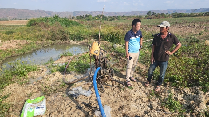 Để có nguồn nước tưới, ông Tiên phải đào hồ rồi kéo ống hàng trăm mét đưa nước về. Ảnh: Tuấn Anh.