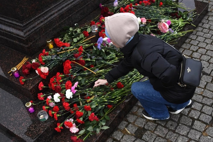 Người dân ở vùng Viễn Đông đặt hoa tại tượng đài Vladivostok trong ngày quốc tang 24/3. Ảnh: Sputnik.