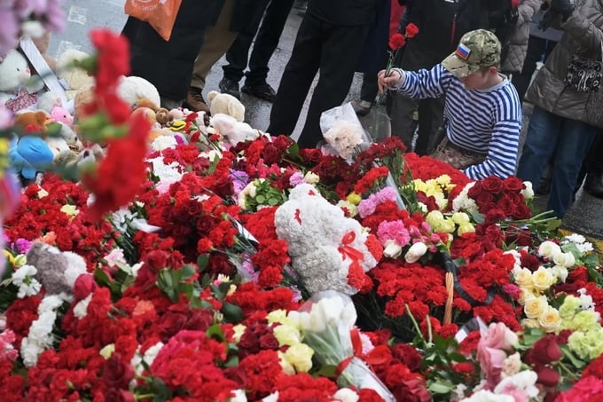 Người dân Nga đặt hoa và thú nhồi bông tưởng niệm nạn nhân vụ khủng bố ở ngoại ô Moscow trong ngày quốc tang 24/3. Ảnh: Sputnik.