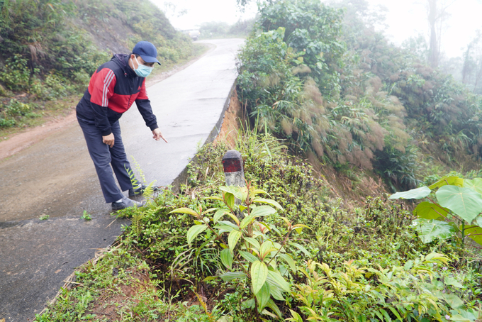 Chỉ 20km đường bê tông từ trung tâm xã A Vao vào thôn Pa Ling nhưng đã có 5 điểm sạt lở nghiêm trọng. Ảnh: Võ Dũng.