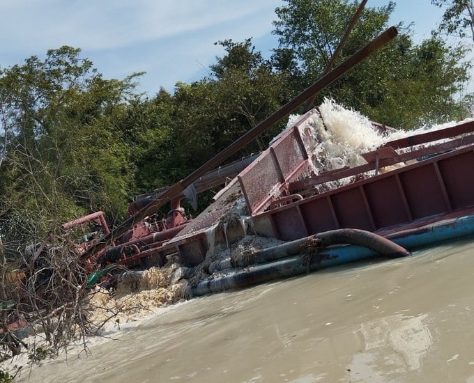 The sand dredging ship was recorded by the Management Board of Dau Tieng Protection Forest.