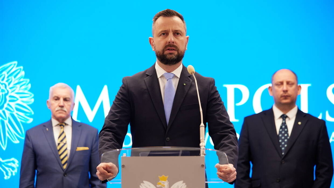 Bộ trưởng Bộ Quốc phòng Ba Lan Władysław Kosiniak-Kamysz phát biểu trong cuộc họp báo ngày 24/3/2024. Ảnh: PAP.