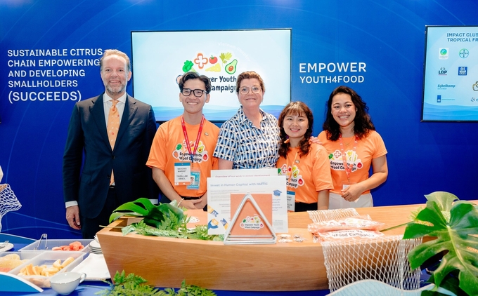 Bà Christianne van der Wal, Bộ trưởng Bộ Thiên nhiên và Nitơ Hà Lan (giữa); ông Daniel Stork, Tổng lãnh sự Vương quốc Hà Lan tại Việt Nam  (ngoài cùng bên trái) cùng đại sứ và điều phối viên của Chiến dịch Empower Youth4Food tại Diễn đàn Kinh doanh ĐBSCL được tổ chức tại TP.HCM hôm 21/3.
