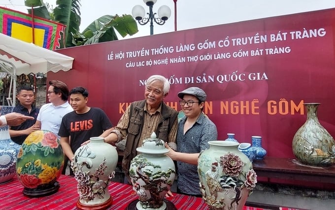 Nhà sử học Dương Trung Quốc (thứ 2 từ phải sang) thích thú khi tham gia Lễ hội truyền thống làng gốm cổ Bát Tràng. Ảnh: P.H.