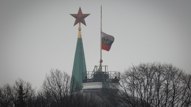 Điện Kremlin treo cờ rủ trong ngày quốc tang 24/3. Ảnh: AP.