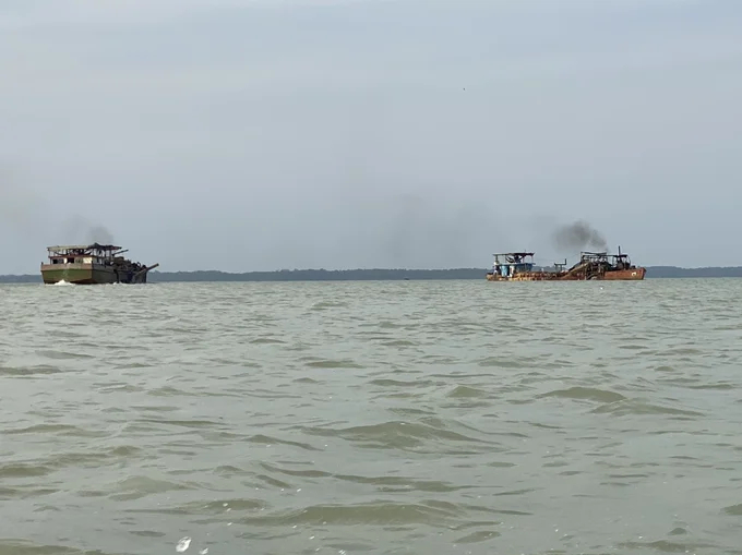 Ship without registered number exploits sand on Dau Tieng Lake. Photo: T.T.