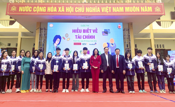 Gần 1.800 học sinh Trường THCS Dân tộc nội trú Cẩm Thủy, Trường THPT Cẩm Thủy 1, huyện Cẩm Thủy (Thanh Hóa) tham gia cuộc thi 'Hiểu biết về tài chính'.