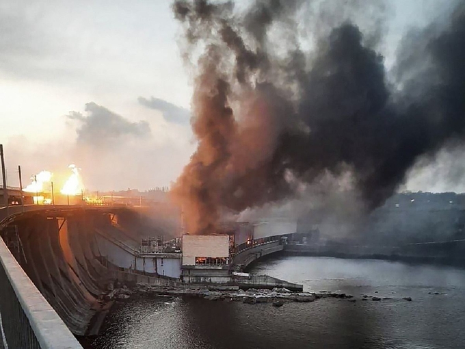 Nhà máy thủy điện Dnieper bốc cháy dữ dội sau đợt tấn công của Nga hôm 22/3. Ảnh: AP.
