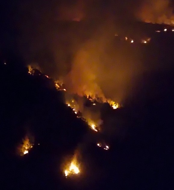 Hiện các lực lượng của huyện Mù Cang Chải đang tiếp cận khoanh vùng, không để đám cháy rừng lan rộng.