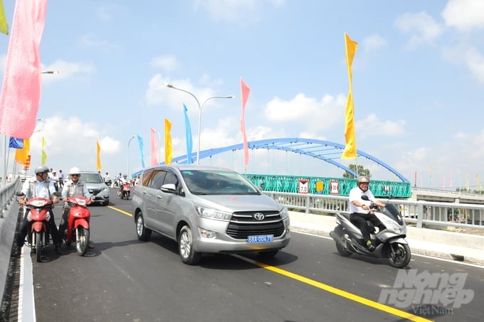 Cầu Kênh Zero được thiết kế có tổng chiều dài gần 239,5m, chiều rộng 8,3m, kết nối liên vùng kinh tế trung tâm huyện Tân Hiệp với trung tâm xã Tân Thành, Tân Hội, góp phần quan trọng trong việc tạo động lực thúc đẩy kinh tế - xã hội của địa phương. Ảnh: Trung Chánh.