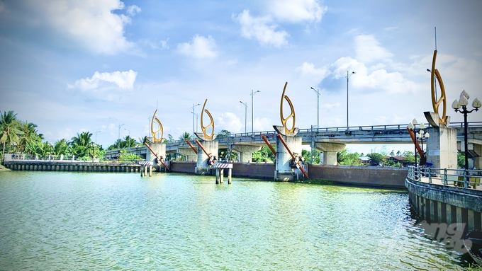 Cống Bông Bót cùng với cống Tân Dinh tại xã An Phú Tân, huyện Cầu Kè, tỉnh Trà Vinh là hai cống đầu mối để lấy nước phục vụ khu vực giáp biển tỉnh Trà Vinh thông qua trạm bơm Kênh 3/2. Ảnh: Hồ Thảo.