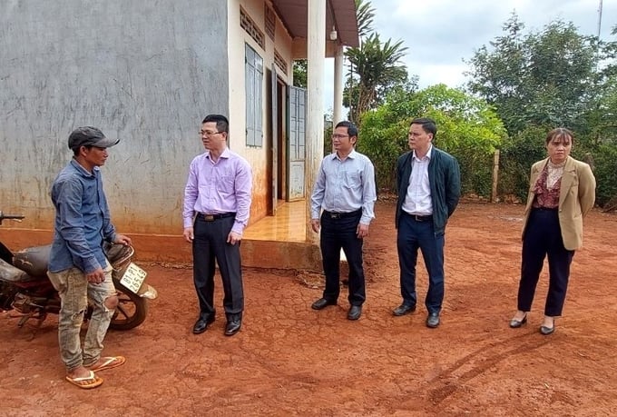 General Director of the Department of Animal Health Nguyen Van Long visiting a family with a member who had died from a rabid dog bite. Photo: Tuan Anh.