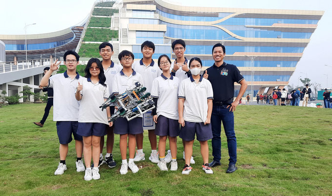 Đội 36070J – LSTS FATE tham dự Giải Vô địch Quốc gia VEX Robotics 2024, thầy Huỳnh Bảo Thiên (ngoài cùng bên phải).