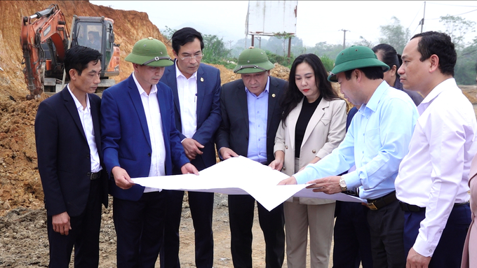 Lãnh đạo Huyện ủy - HĐND - UBND huyện Đồng Hỷ đôn đốc công tác xây dựng cơ sở hạ tầng. Ảnh: Quang Linh.