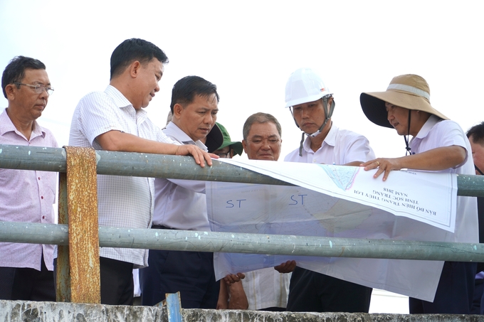 Chủ tịch UBND tỉnh Sóc Trăng đề nghị ngành nông nghiệp rà soát lại hệ thống các cống cần duy tu, sửa chữa để trữ nước ngọt. Ảnh: Kim Anh.