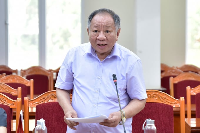 Mr. Nguyen Huu Dung, Chairman of the Vietnam Seaculture Association, addressing questions from the press, and raising several issues with the press conference organizers. Photo: Tung Dinh.