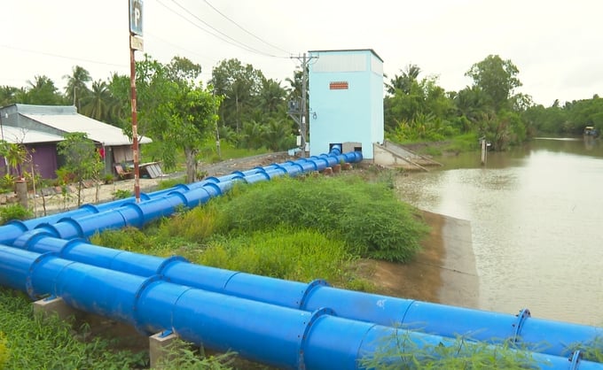 Hệ thống trạm bơm của cống Bà Xẩm để tiếp thêm nguồn nước ngọt cho các địa phương bờ Nam Sông Hậu trong mùa khô. Ảnh: Kim Anh.