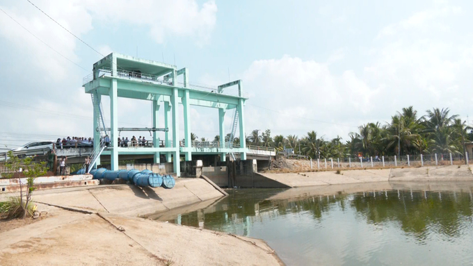 Trong cao điểm hạn mặn, hệ thống công trình thủy lợi đã hỗ trợ rất lớn cho việc điều tiết nguồn nước, ngăn mặn, trữ ngọt cho vùng sản xuất nông nghiệp. Ảnh: Kim Anh.