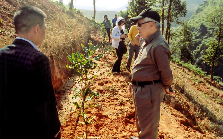 Giáo sư Hoàng Hòe kiểm tra hệ thống đường đồng mức để trồng Mắc ca.