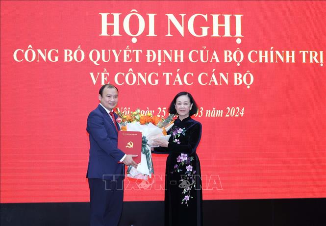 Thường trực Ban Bí thư Trương Thị Mai trao Quyết định của Bộ Chính trị phân công ông Lê Hải Bình làm Tổng Biên tập Tạp chí Cộng sản. Ảnh: TTXVN.