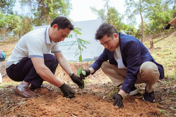 Over 100 Panasonic employees in Vietnam planted and donated 15,000 trees at Xuan Lien Nature Reserve, Thanh Hoa province.