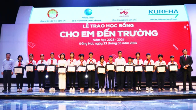 The 'Bringing Student to School' scholarship award ceremony took place on March 23, 2024, in Dong Nai.