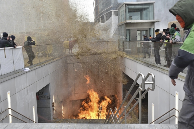 Nông dân Ba Lan phóng hỏa một lối xuống ga tàu điện ngầm ở Brussels, Bỉ, hôm 26/3. Ảnh: AP.