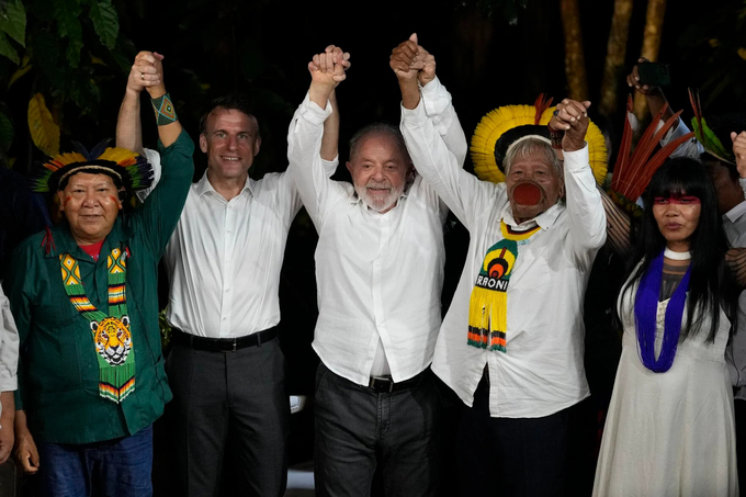 Tổng thống Pháp Emmanuel Macron và Tổng thống Brazil Lula da Silva (thứ 2, 3 từ trái sang) giao lưu cùng người dân Amazon bản địa. Ảnh: AP.