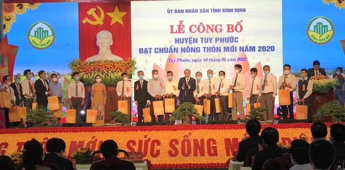 Lễ công bố huyện Tuy Phước (Bình Định) đạt chuẩn nông thô mới năm 2020. Ảnh: V.Đ.T.
