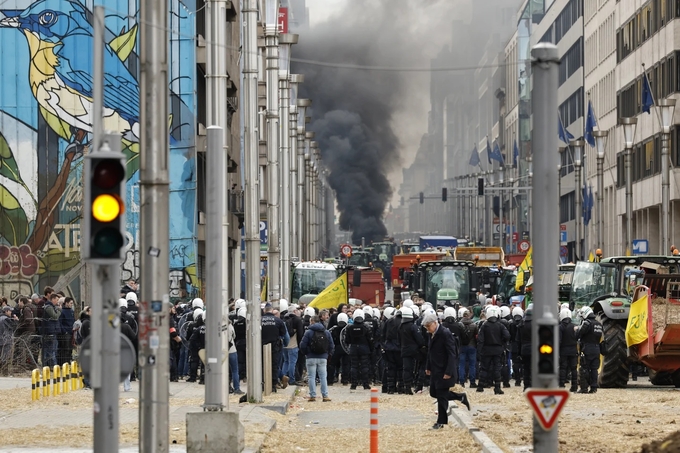 Cảnh sát ngăn nông dân biểu tình đến tòa nhà Hội đồng Châu Âu ở Brussels, Bỉ, hôm 26/3. Ảnh: AP. 