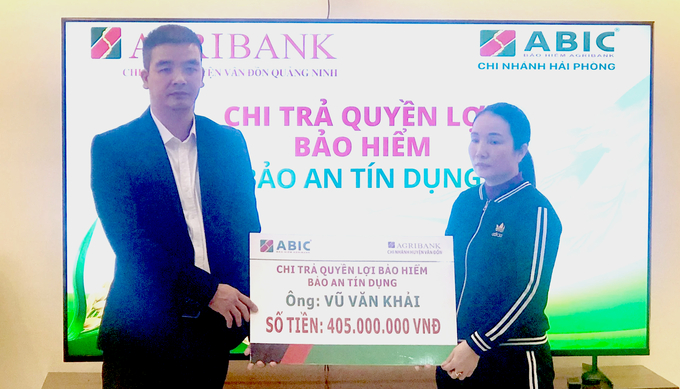 Ngân hàng Agribank và Bảo hiểm Agribank chi trả quyền lợi cho gia đình chị Lê Thị Thương số tiền 400 triệu đồng.