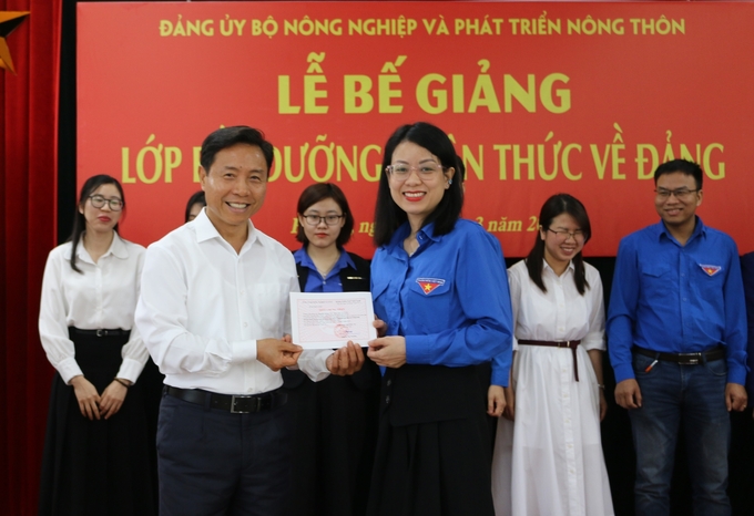 Đồng chí Nguyễn Văn Trường, Phó Bí thư Thường trực Đảng ủy Bộ NN-PTNT, trao chứng nhận cho các học viên.