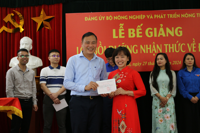 Đồng chí Nguyễn Quốc Oánh, Bí thư Đảng ủy, Hiệu trưởng Trường Cán bộ quán lý NN-PTNT, trao chứng nhận cho các học viên.