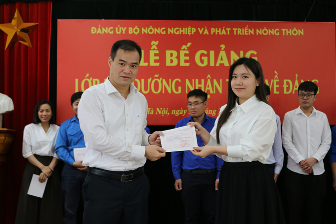 Đồng chí Phan Thành Công, Ủy viên Ban Thường vụ, Trưởng Ban Tuyên giáo Đảng ủy Bộ NN-PTNT, trao chứng nhận cho các học viên.