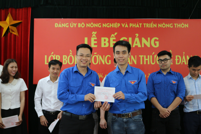 Đồng chí Tạ Hồng Sơn (bên trái), Ủy viên Trung ương Đoàn, Bí thư Đoàn Bộ NN-PTNT, trao chứng nhận cho các học viên.