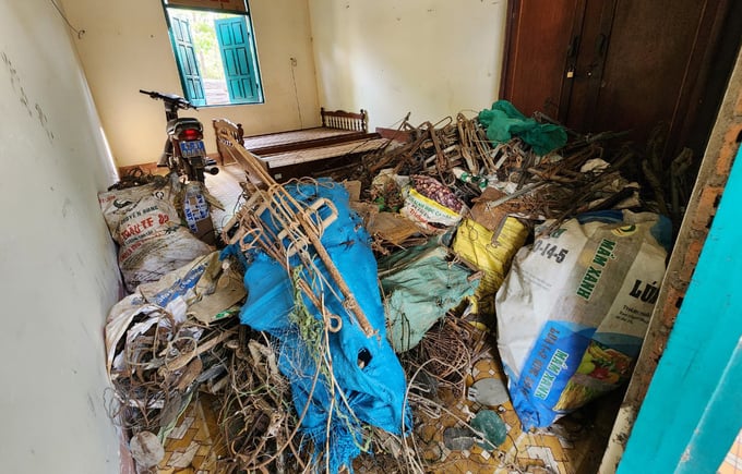 The room is about 10m2, but there are thousands of traps confiscated in Yok Don National Park. Photo: Quang Yen.