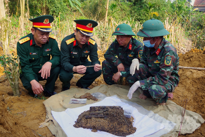 Đội 584, Phòng Chính trị, Bộ CHQS tỉnh Quảng Trị quy tập được 2 hài cốt liệt sỹ tại thôn thôn Trường Phước. Ảnh: BCHQS tỉnh Quảng Trị.