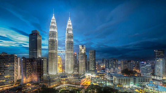 Tòa Tháp đôi Petronas tại trung tâm thủ đô Kuala Lampur (Malaysia) từng giữ danh hiệu tòa nhà cao nhất thế giới.